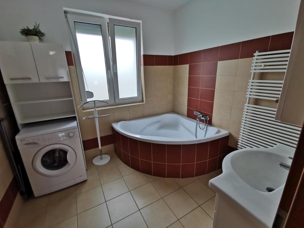 Freedom Apartman Hajdúszoboszló Exteriör bild