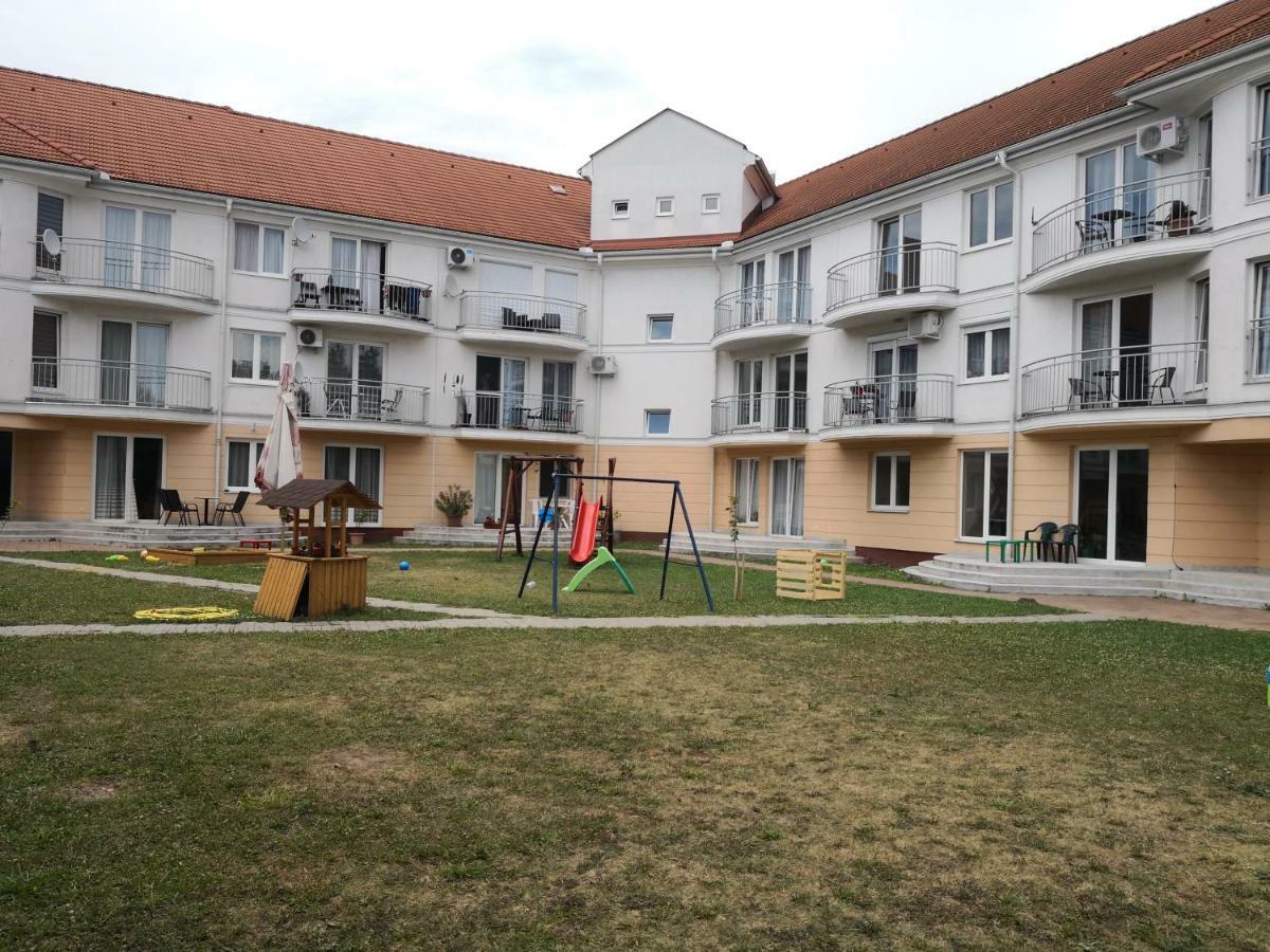 Freedom Apartman Hajdúszoboszló Exteriör bild
