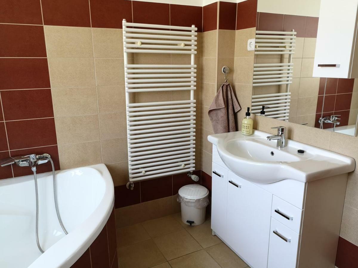 Freedom Apartman Hajdúszoboszló Exteriör bild